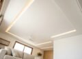 Adeus aos tetos brancos: a tendência minimalista que está transformando a decoração de interiores