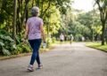 Personal trainer destaca os benefícios da caminhada depois dos 70 e explica por que o hábito faz tanta diferença