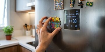 A ciência comprova: por que usar ímãs na geladeira é muito mais arriscado do que se imagina