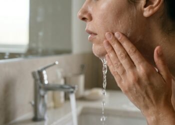 Dermatologista explica como lavar o rosto da forma correta
