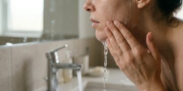 Dermatologista explica como lavar o rosto da forma correta