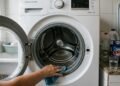 Se a máquina de lavar está com mau cheiro, veja como limpar usando apenas vinagre e água quente