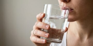 Médico explica que sentir sede o tempo todo pode não ser normal