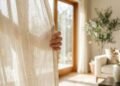 Adeus às cortinas pesadas: a tendência leve que está revolucionando apartamentos elegantes