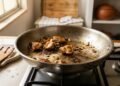 Como evitar que alimentos grudem na panela usando teste da gota de água