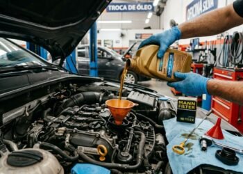 Especialista explica quando trocar o óleo do motor do seu carro