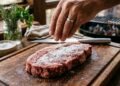 Adeus ao amaciador de carne industrial, o ingrediente mais barato que vai deixar sua carne macia e suculenta