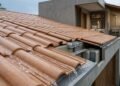 Jovem designer valenciano cria telha que reutiliza água da chuva para descargas de vasos sanitários e lavanderia, podendo gerar uma economia de mais de 50% no consumo de água de uma residência