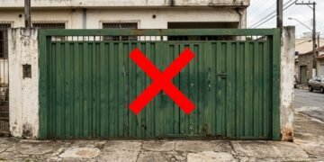 Adeus aos portões de chapa e grade: a tendência que promete unir mais segurança e estilo em 2026
