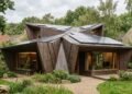 Copper Bottom, a casa em estilo origami, é uma "estação de energia habitável", capaz de gerar mais energia do que consome, maximizando assim o uso de energia