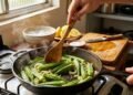 Como cozinhar quiabo sem baba mantendo a crocância e a cor verde