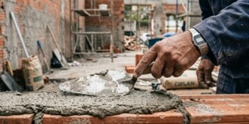 Quanto cobra um pedreiro por hora em julho de 2026? Os novos valores estão surpreendendo
