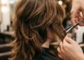 O corte de cabelo que virou febre após o sucesso da série promete volume, movimento e muito estilo