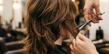O corte de cabelo que virou febre após o sucesso da série promete volume, movimento e muito estilo