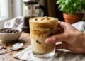 A receita de café gelado cremoso que está conquistando quem busca uma sobremesa rápida e refrescante