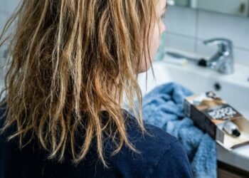O erro que toda mulher comete ao pintar o cabelo em casa e que destrói a cor em menos de 2 semanas