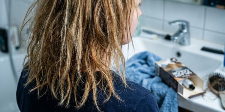O erro que toda mulher comete ao pintar o cabelo em casa e que destrói a cor em menos de 2 semanas