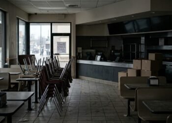 Gigante do mundo dos fast foods fecha quase 50 lojas e deixa diversas pessoas desempregas