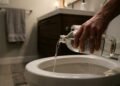 Despeje vinagre no vaso sanitário antes de dormir e veja a diferença que pode aparecer pela manhã
