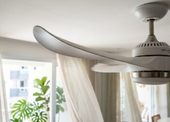 O que significa o formato inclinado das pás do ventilador em sua casa