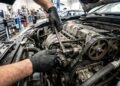 Com que frequência a correia de distribuição deve ser trocada em um carro para evitar danos ao motor