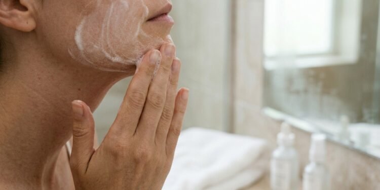 Não use qualquer sabonete no rosto: veja como escolher o ideal para pele oleosa