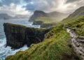 As Ilhas Faroé escondem penhascos gigantes e paisagens que parecem o fim do mundo na Europa