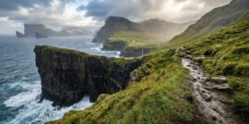 As Ilhas Faroé escondem penhascos gigantes e paisagens que parecem o fim do mundo na Europa