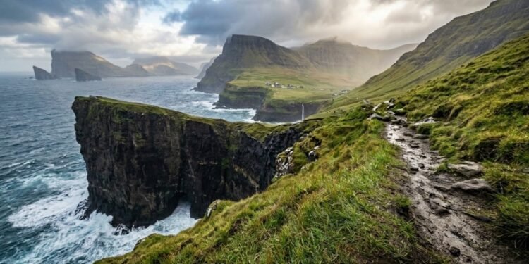 As Ilhas Faroé escondem penhascos gigantes e paisagens que parecem o fim do mundo na Europa