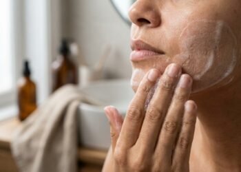 O que acontece com sua pele quando você para de usar sabonete facial