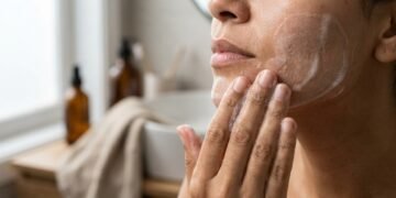 O que acontece com sua pele quando você para de usar sabonete facial