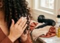 Como cuidar do cabelo cacheado no frio para evitar fios secos