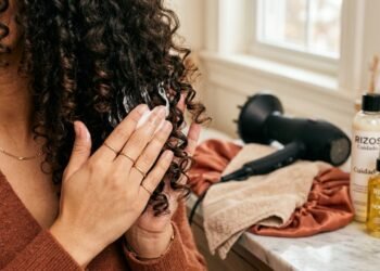 Como cuidar do cabelo cacheado no frio para evitar fios secos