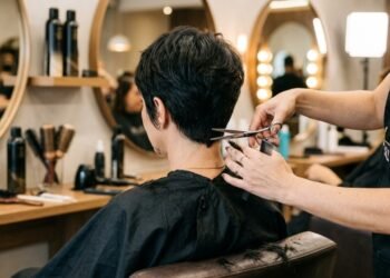 O corte de cabelo curto que combina com quase todo mundo e realça a beleza natural dos fios