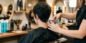 O corte de cabelo curto que combina com quase todo mundo e realça a beleza natural dos fios