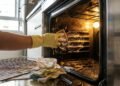 Sem vinagre, nem desengordurante: como limpar o forno e o fogão em poucos minutos