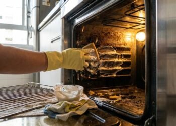 Sem vinagre, nem desengordurante: como limpar o forno e o fogão em poucos minutos