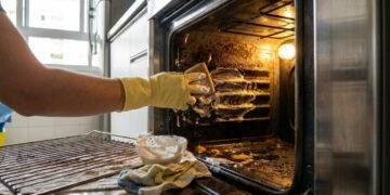 Sem vinagre, nem desengordurante: como limpar o forno e o fogão em poucos minutos
