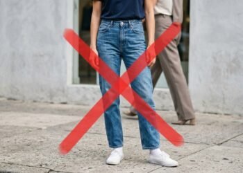 A peça elegante que está aposentando o jeans azul dos guarda-roupas mais modernos