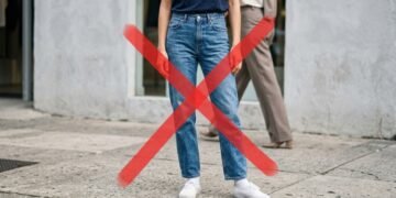 A peça elegante que está aposentando o jeans azul dos guarda-roupas mais modernos