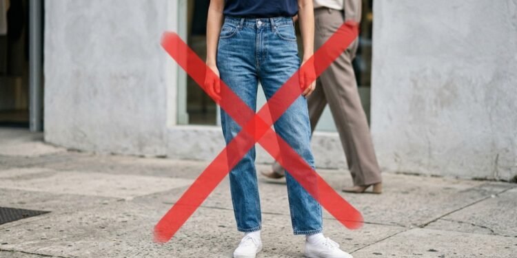 A peça elegante que está aposentando o jeans azul dos guarda-roupas mais modernos