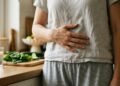 Alimentos que ajudam a desinchar a barriga e reduzir retenção de líquidos naturalmente