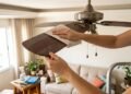 Pouca gente sabe, mas esse método simples facilita a limpeza do ventilador de teto em minutos