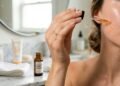 Como usar vitamina C no rosto corretamente para clarear manchas
