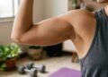 Adeus às “asas de morcego", o exercício para fazer em casa e melhorar a aparência dos braços