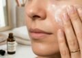 Os produtos que você precisa adicionar na sua rotina de skincare depois dos 40 anos