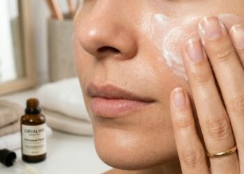 Os produtos que você precisa adicionar na sua rotina de skincare depois dos 40 anos