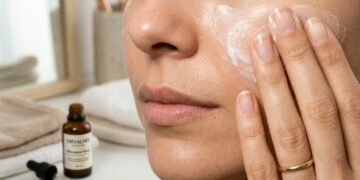 Os produtos que você precisa adicionar na sua rotina de skincare depois dos 40 anos