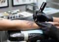 Quem pretende fazer tatuagem deveria considerar isso antes da depilação a laser