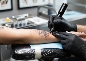 Quem pretende fazer tatuagem deveria considerar isso antes da depilação a laser